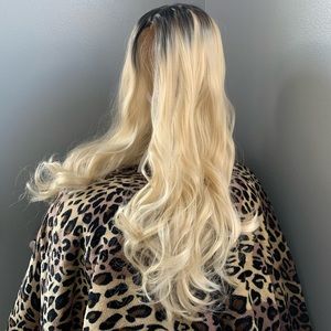 Synthetic wavy blonde wig with dark roots